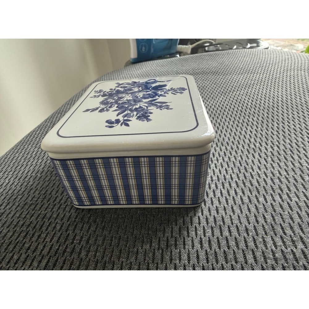 Vintage Blue White Floral Ceramic Trinket Box Plaid Sides Jewelry Keepsake Lid - Picture 15 of 17